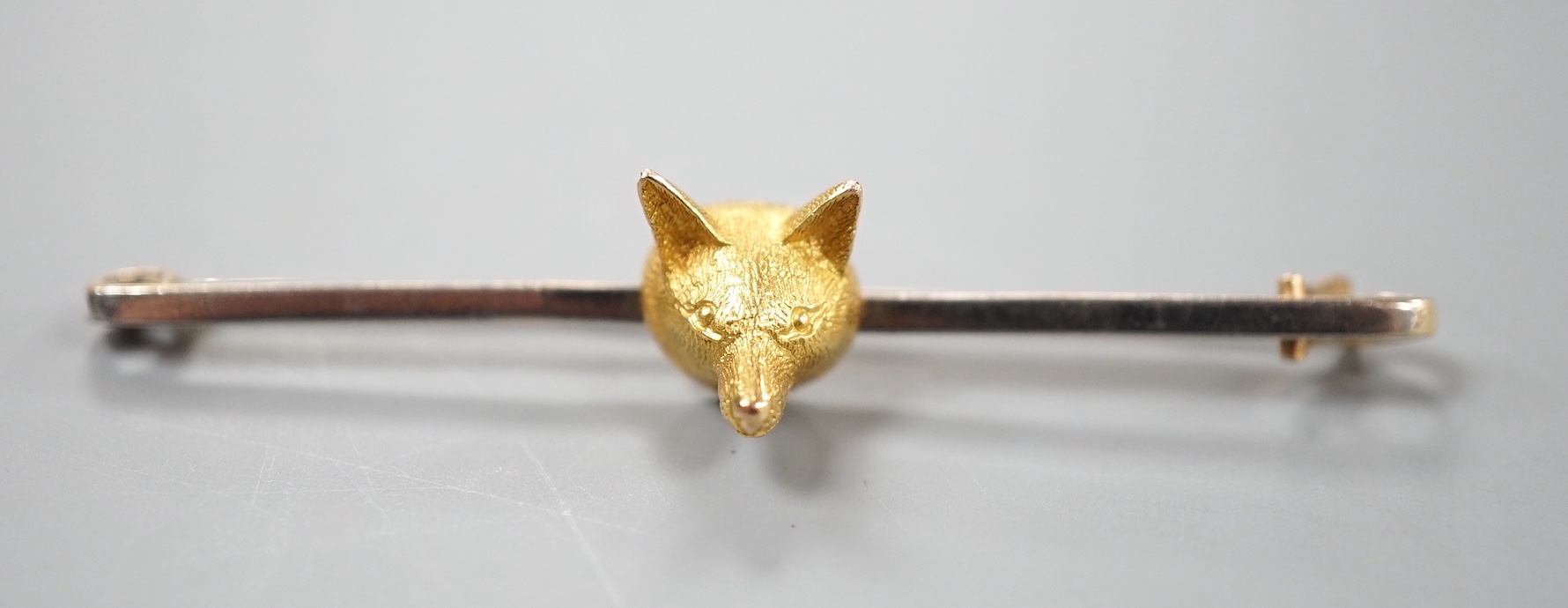 A yellow metal fox head bar brooch, 57mm, 4.9 grams.